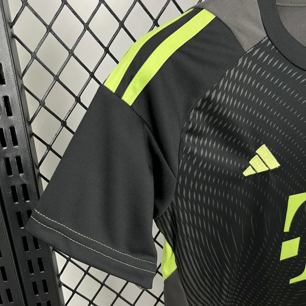 2025/2026 Bayern Munchen Goalkeeper Kit Talla Niño